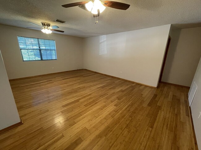 Foto del edificio - 3881 Strawberry Plains Rd