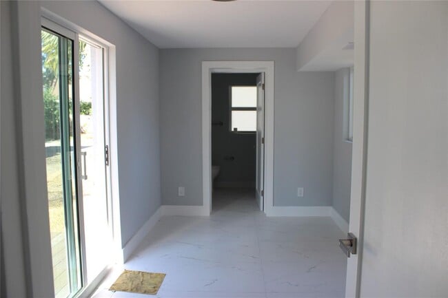 Building Photo - 522 SE 20th Ct