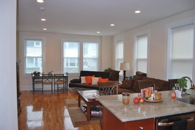 Building Photo - VERY NICE BRIGHTON 3 BED FOUR BATH!!!