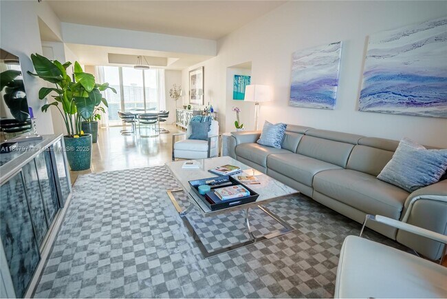 Building Photo - 15901 Collins Ave