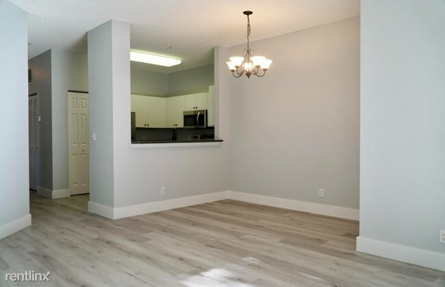 Foto del edificio - 230 Village Blvd