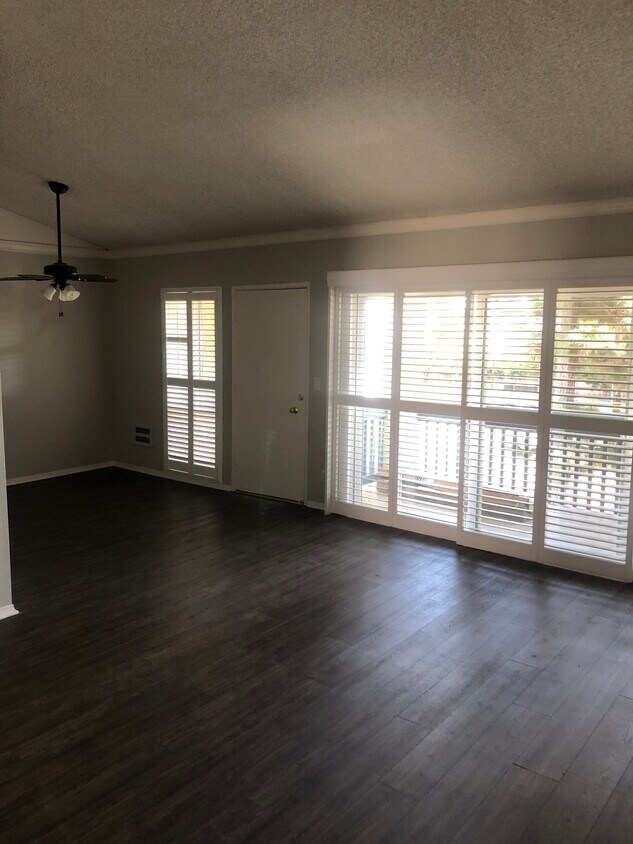 spacious living and dining area - 631 S Prospect Ave