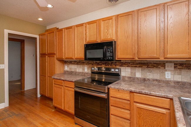 Kitchen - 803 10th Ave N