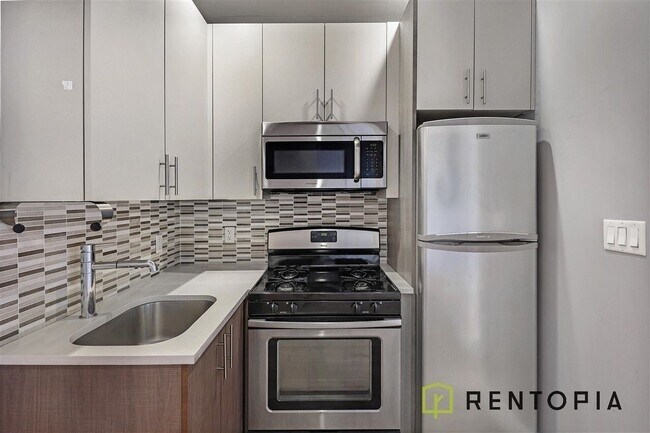 Foto del edificio - 679 Grand St