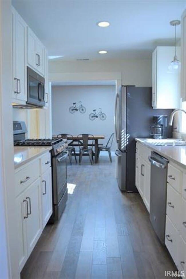 Building Photo - 124 N Bryan Ave