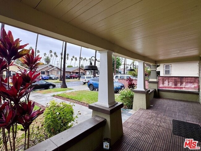 Foto del edificio - 4613 S Van Ness Ave