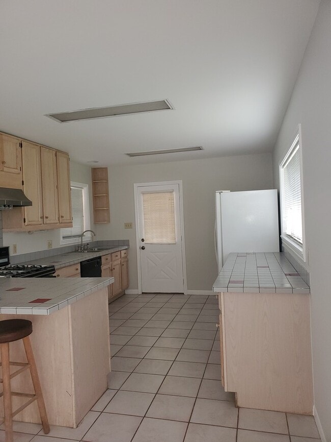 Building Photo - 2301 N Parkwood Dr