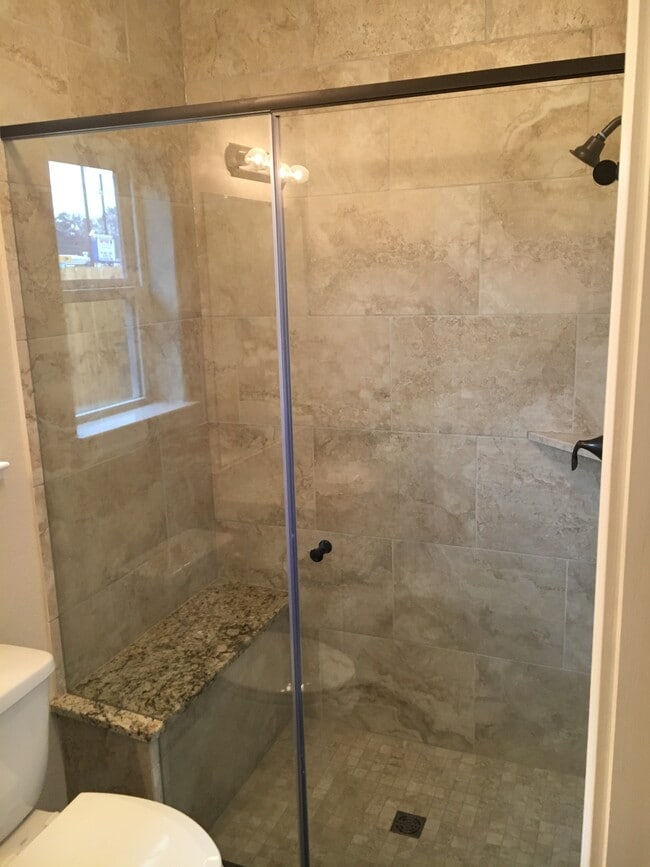Master shower - Down Home Square