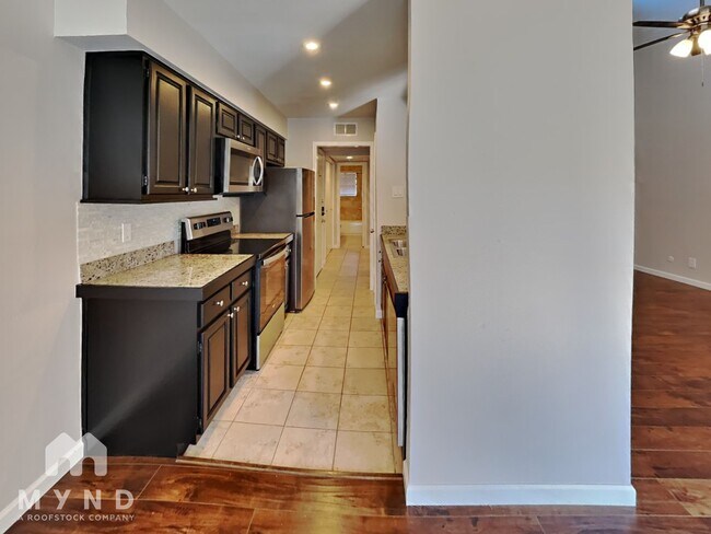 Foto del edificio - 7525 Holly Hill Dr