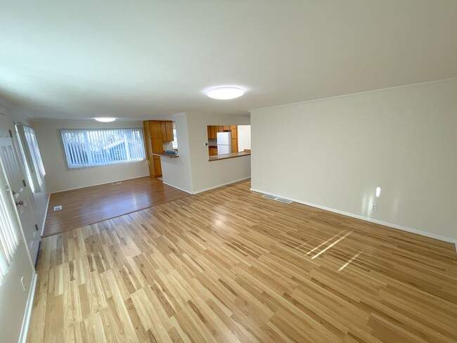 Building Photo - MOVE IN READY! 3 Bedroom, 2 bath Multi-Lev...