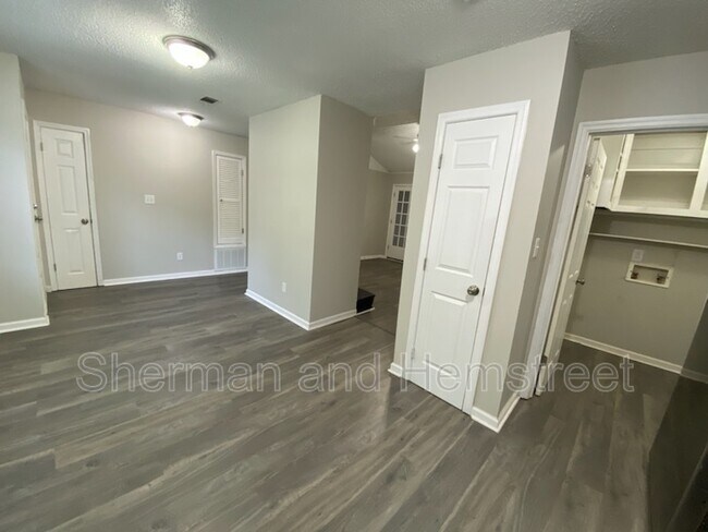 Building Photo - 3032 Libby Dr