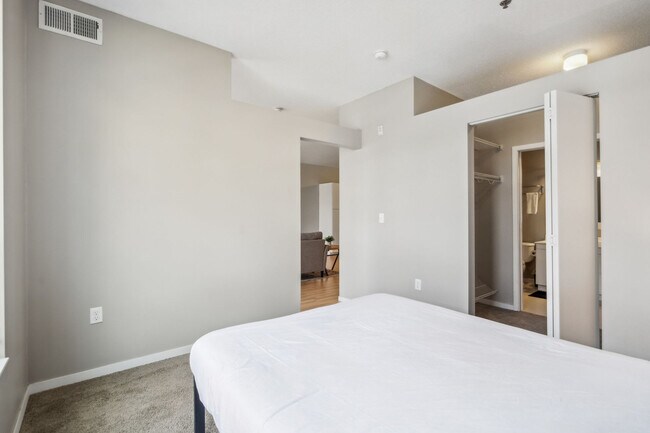 Building Photo - 616 Washington Ave S