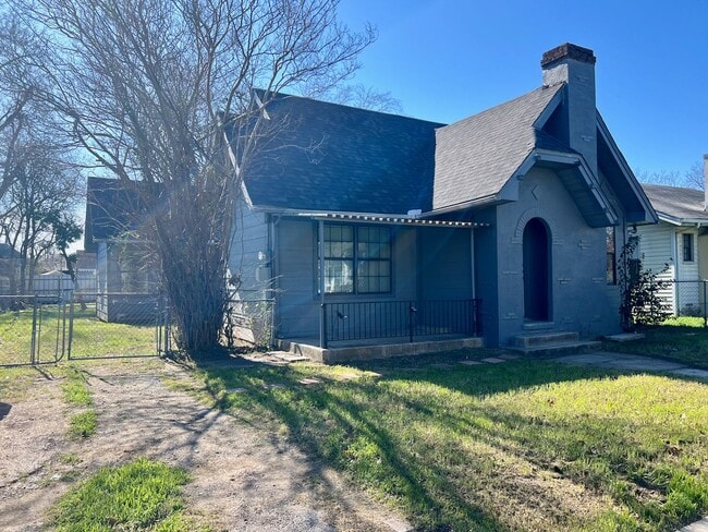 Building Photo - Newly renovated home with all the modern t...