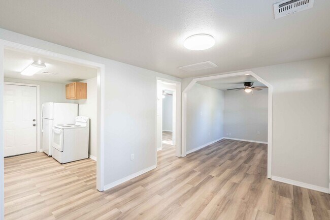 Building Photo - 1 Bed | 1 Bath | $975