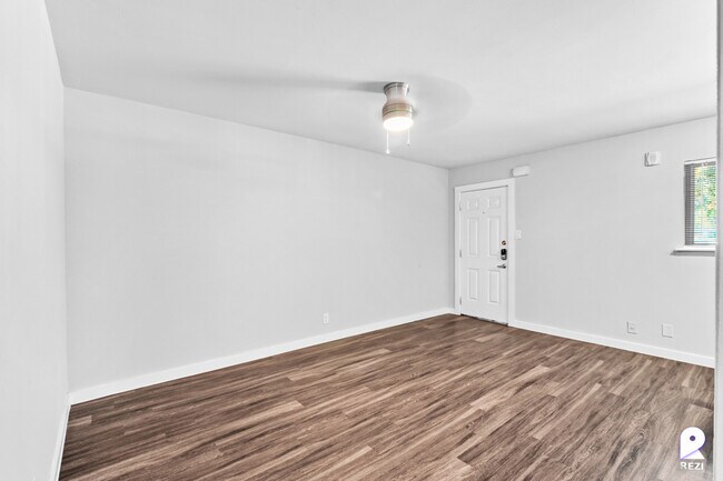 Foto del edificio - 803-809 Tirado St