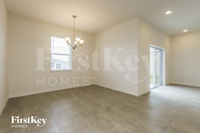 Foto del edificio - 527 Crown Rose Dr