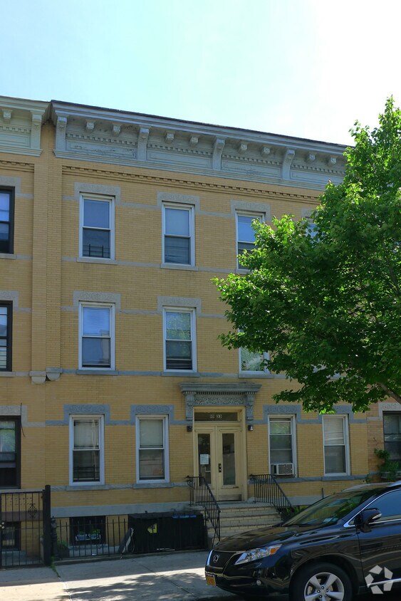 Primary Photo - 1033 Seneca Ave