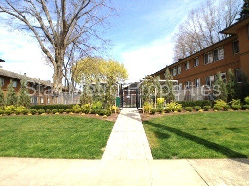 Primary Photo - 2504 NE Hoyt St