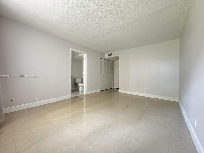 Foto del edificio - 9370 SW 8th St