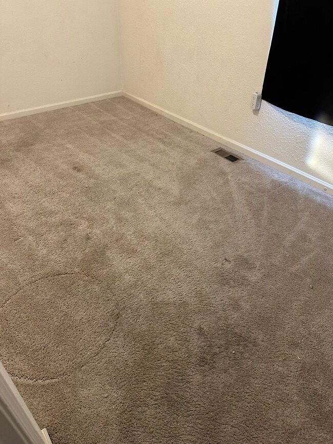 Building Photo - 425 W Service Rd N