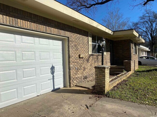 Building Photo - 131 Farmere Cir