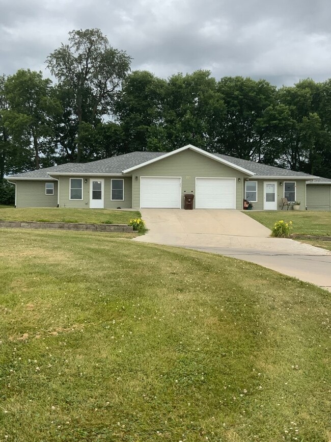 Building Photo - 221 Glenda Dr