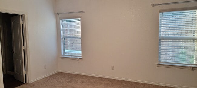 Building Photo - 2106 Benjamin Park