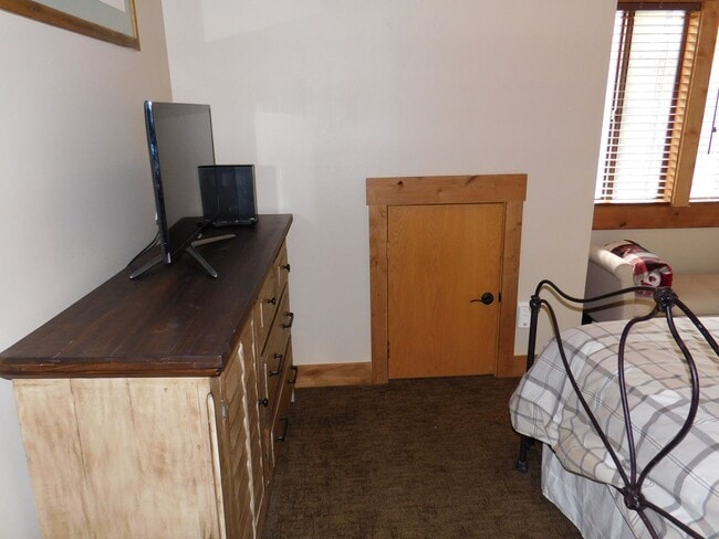 Building Photo - Winter Lease! - 3BR, 3BA 3-level Townhome ...
