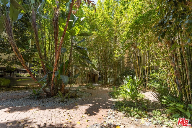 Foto del edificio - 5213 Raintree Cir
