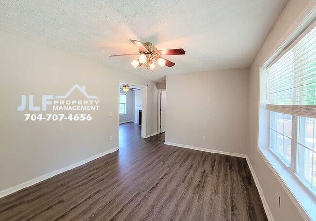 Building Photo - Lovely 3/2 Home in Albemarle