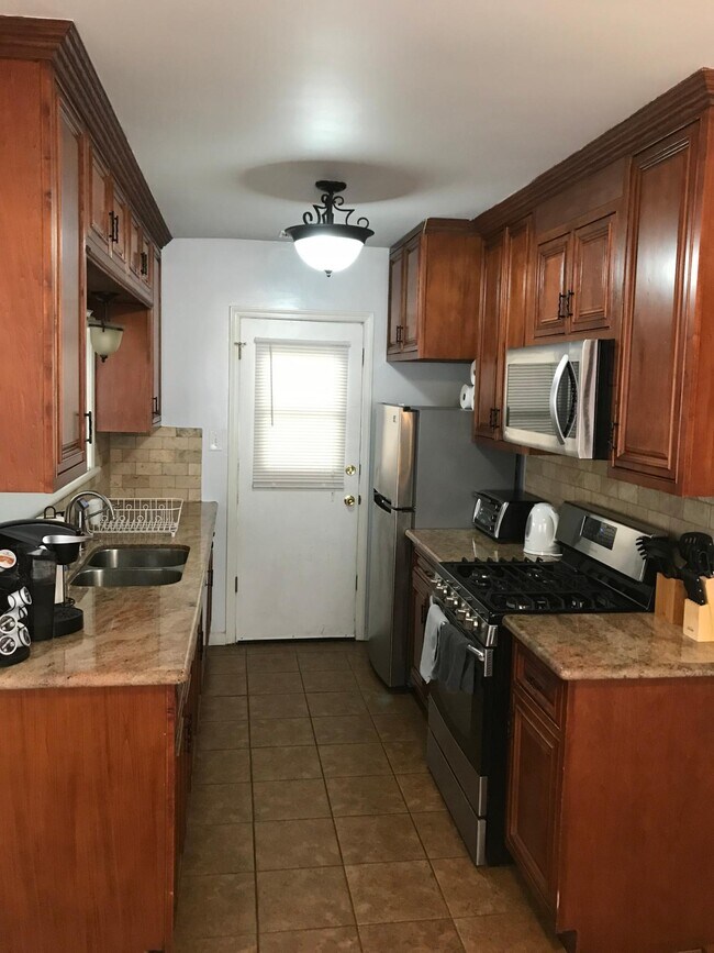 Kitchen - 5159 Inglewood Blvd
