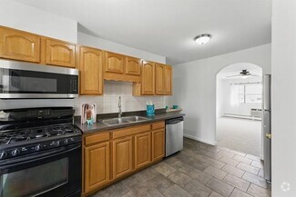 Building Photo - 549 Russell Rd