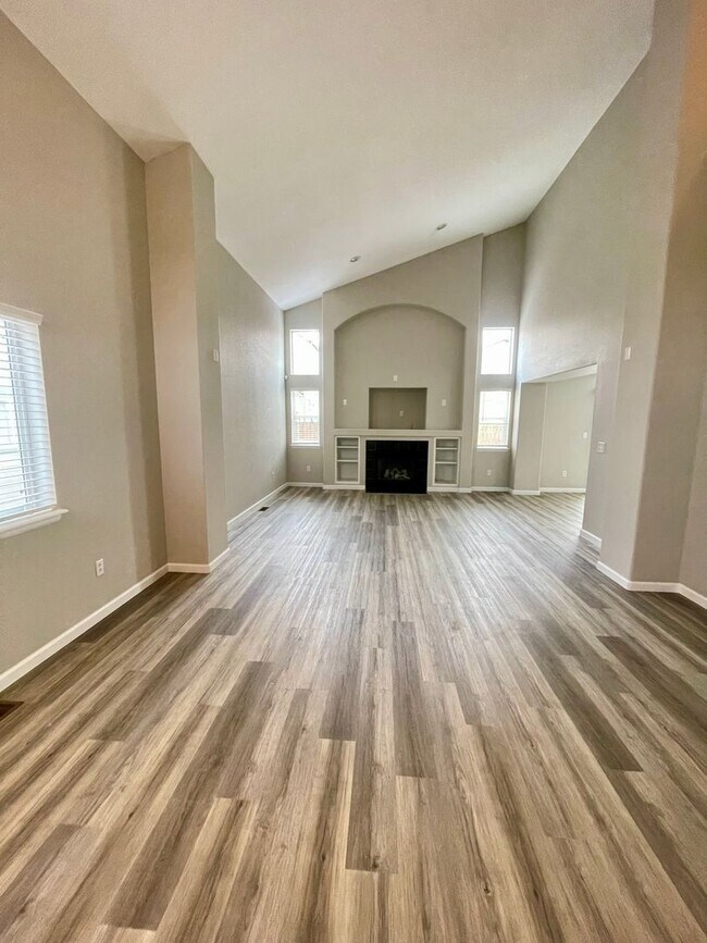 Building Photo - Newly Renovated home in Stetson Ridge