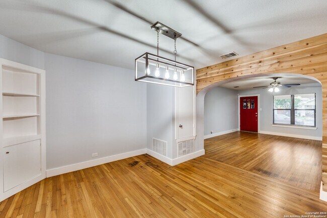 Foto del edificio - 223 Kayton Ave
