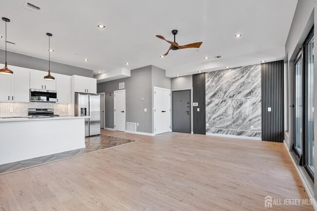 Building Photo - 150 Easton Ave