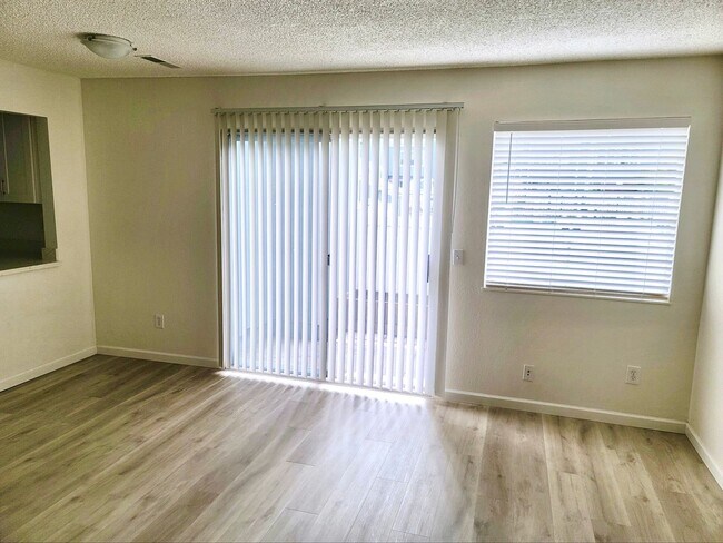 Building Photo - Updated 2 Bedroom Condo in Rohnert Park w/...