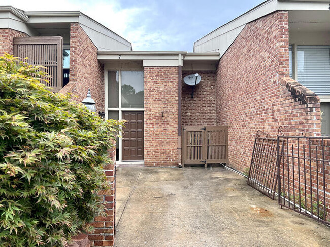 Building Photo - 7 Low Hill Ln.
