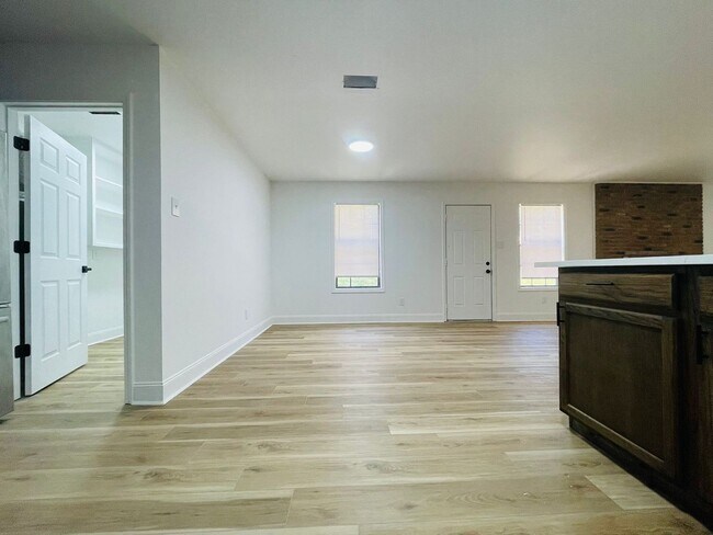 Foto del edificio - 9313 Timber Valley Rd