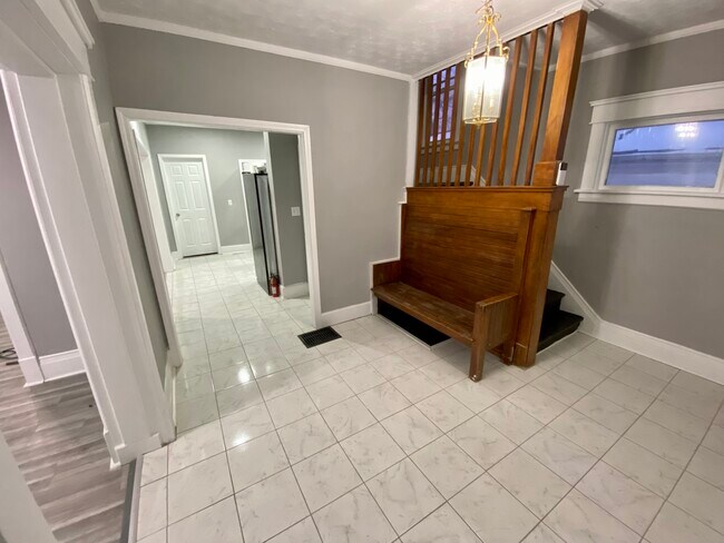 Building Photo - 1129 Campeau St