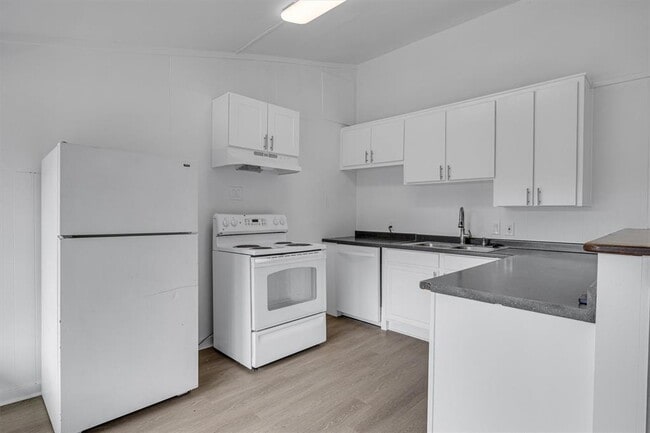 Building Photo - 2401 De Soto Dr