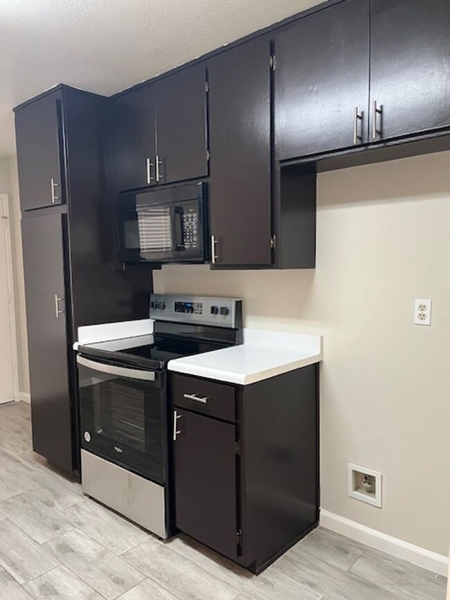 Building Photo - DBM9401