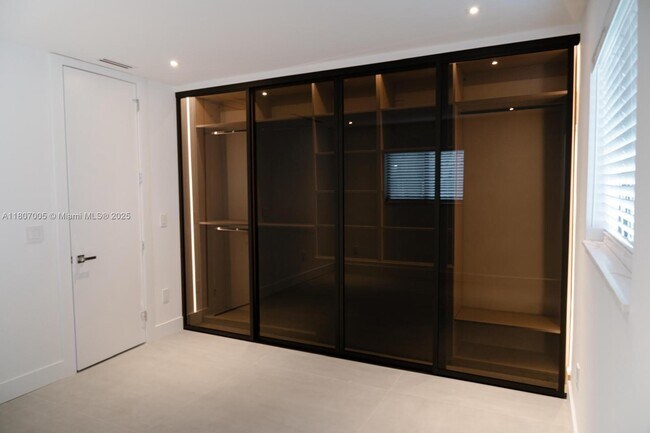 Foto del edificio - 830 NE 171 St