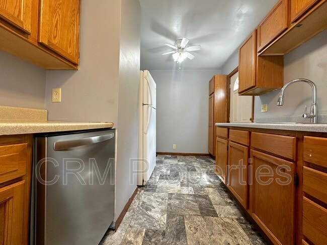 Building Photo - 2203 S Pershing Dr