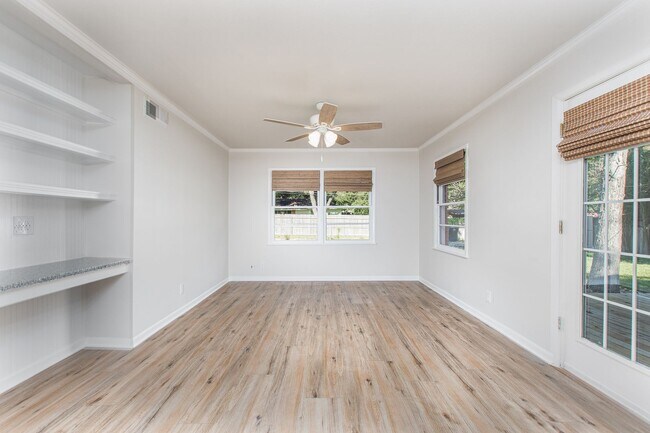 Foto del edificio - Renovated 3 Bed / 2 Bath Brick Home with 2-Car Garage & Fenced Yard in North Temple