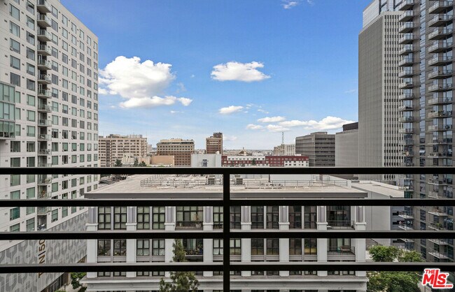 Foto del edificio - 1111 S Grand Ave