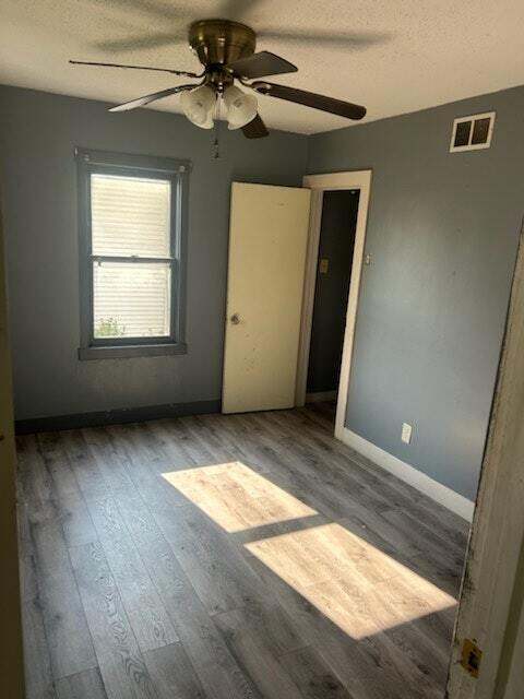 Foto del edificio - 2490 E Prairie St