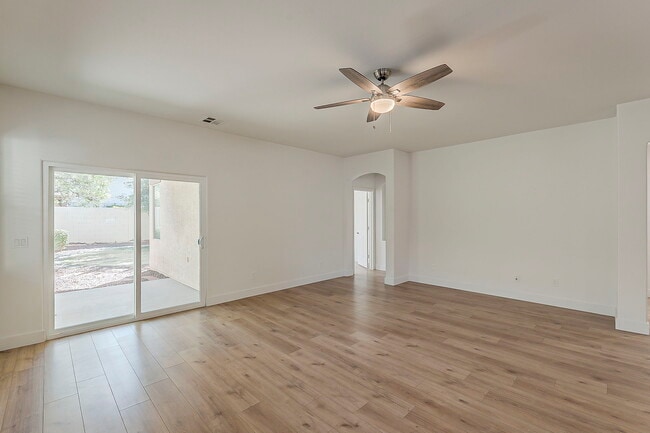 Foto del edificio - 3877 S Coach House Dr