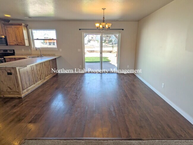 Building Photo - 5 Bed 2.5 Bath SFH