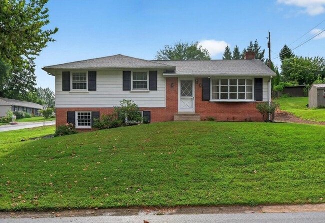 Building Photo - 880 Corvair Rd