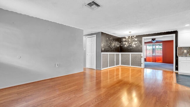 Building Photo - Upgraded 3BD/2BTH Pool Home in Holiday, FL!